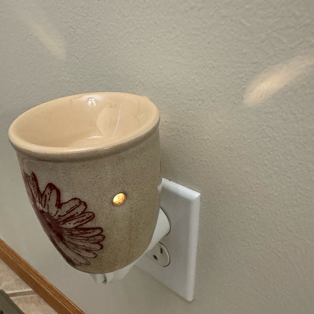 Scentsy Floral Wax Warmer w/ Wax Melts, non-Scentsy owl warmer & 2 Yankee Candle - Picture 6 of 16
